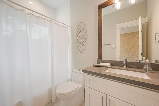 2051 Sherwood Forest Street, Houston, TX 77043