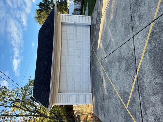 13109 Balsam Street, Southgate, MI 48195