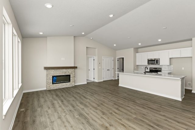 16520 Bentwood Drive, Urbandale, IA 50323