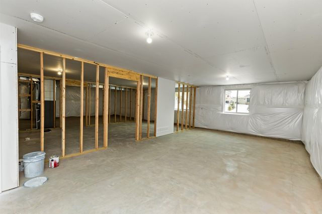 16520 Bentwood Drive, Urbandale, IA 50323