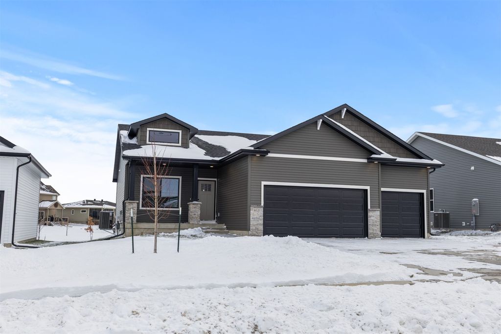 16520 Bentwood Drive, Urbandale, IA 50323