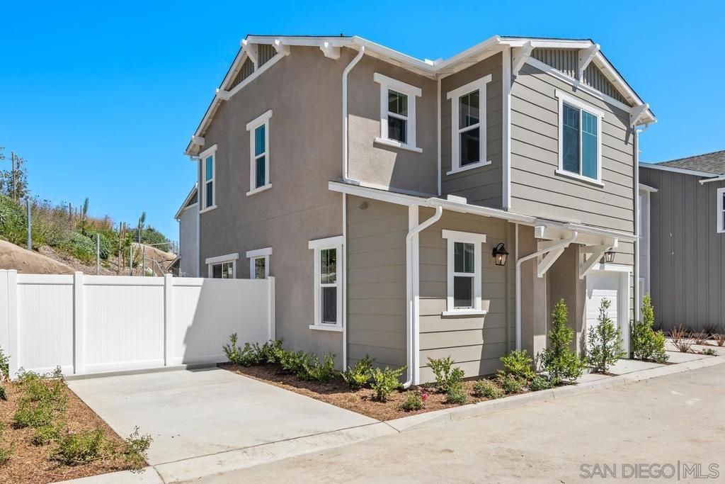 Image 3 of property listing at 1523 Wingwood, Vista, CA 92083