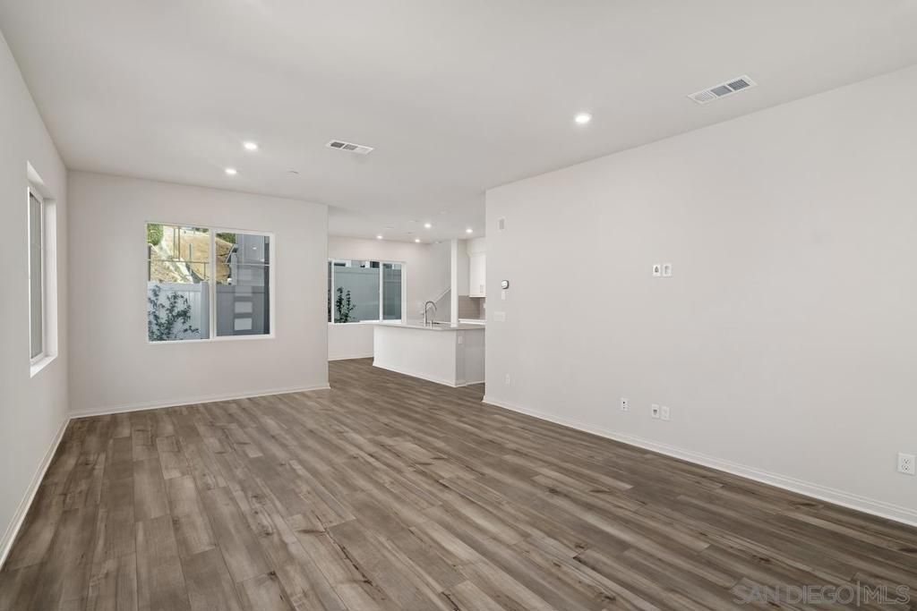 Image 7 of property listing at 1523 Wingwood, Vista, CA 92083