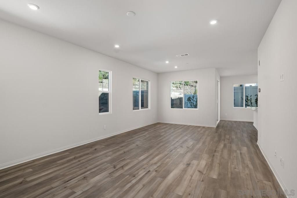 Image 8 of property listing at 1523 Wingwood, Vista, CA 92083