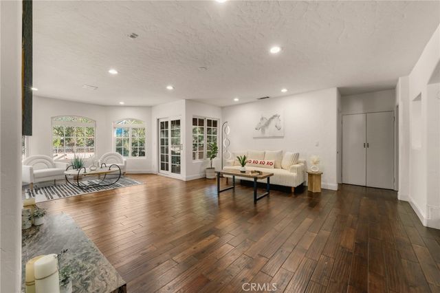 828 S Sunset Canyon, Burbank, CA 91501