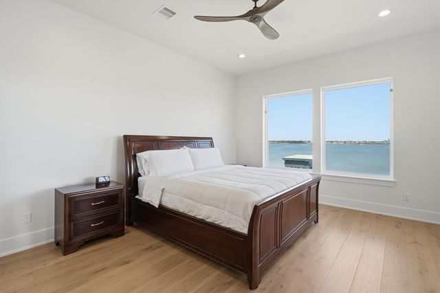 2002 Cove Park Drive, Kemah, TX 77565