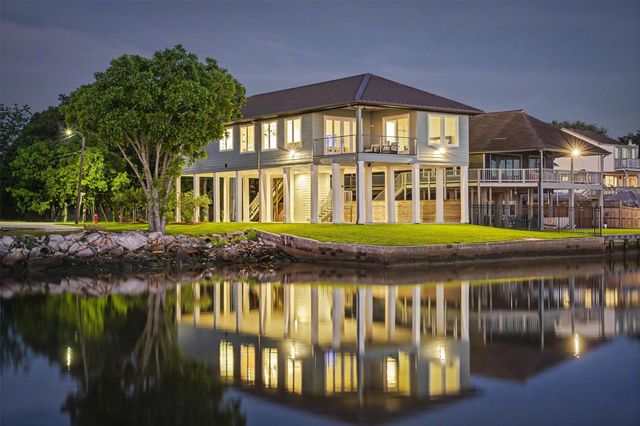 2002 Cove Park Drive, Kemah, TX 77565