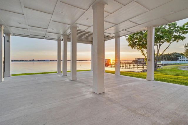 2002 Cove Park Drive, Kemah, TX 77565