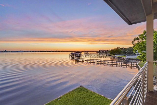 2002 Cove Park Drive, Kemah, TX 77565