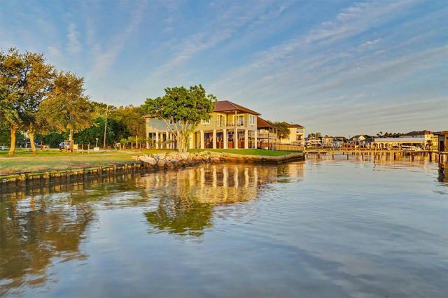 2002 Cove Park Drive, Kemah, TX 77565