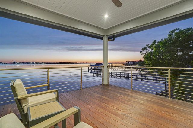 2002 Cove Park Drive, Kemah, TX 77565