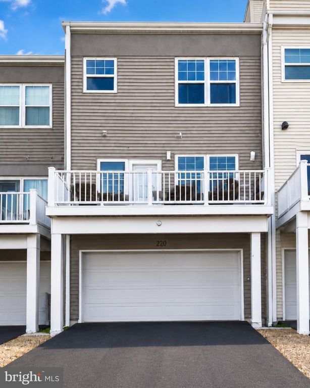 Image 13 of property listing at 19439 SPOKAN SQ, Leesburg, VA 20175