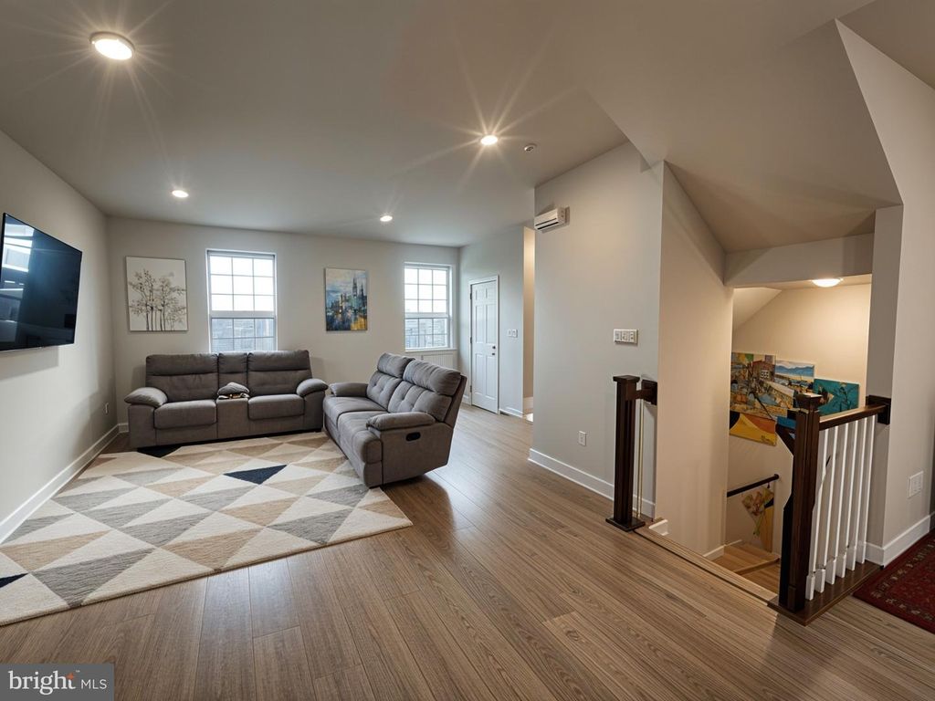 Image 3 of property listing at 19439 SPOKAN SQ, Leesburg, VA 20175