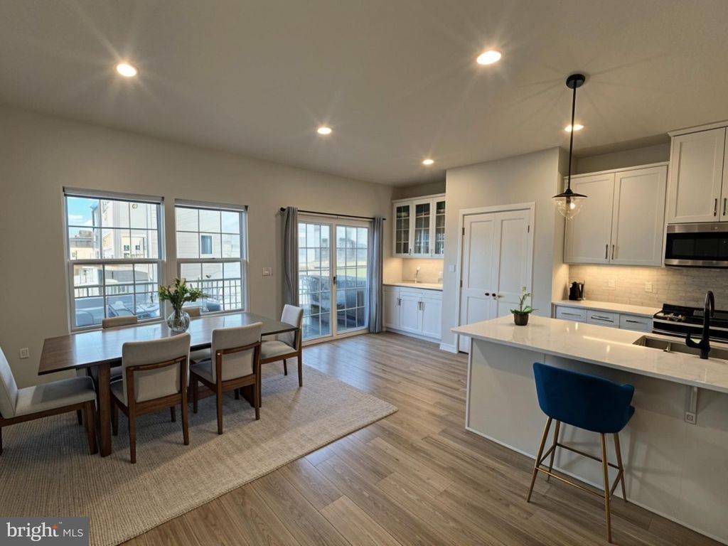 Image 6 of property listing at 19439 SPOKAN SQ, Leesburg, VA 20175