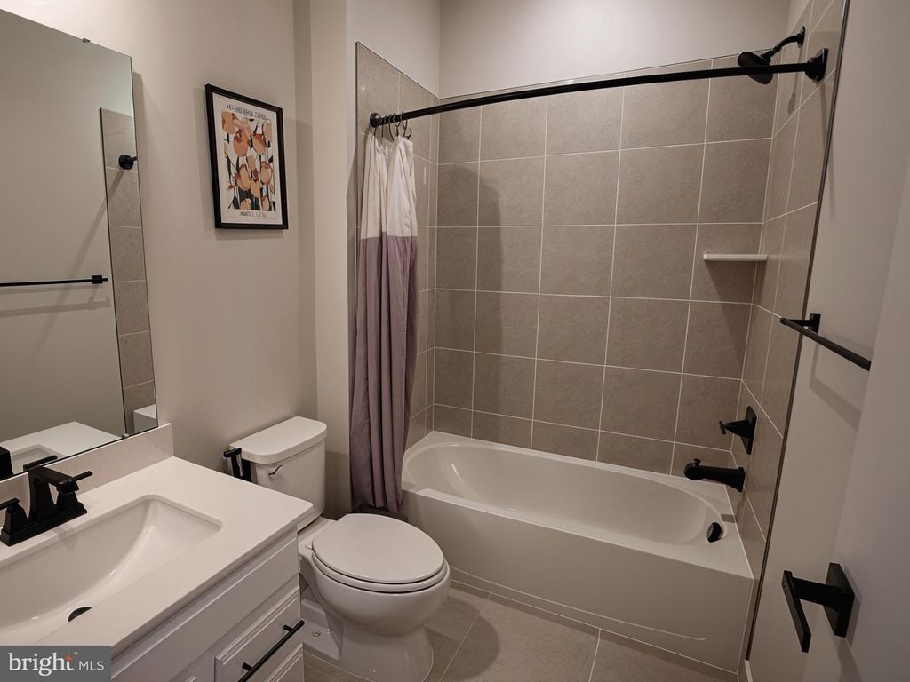 Image 8 of property listing at 19439 SPOKAN SQ, Leesburg, VA 20175