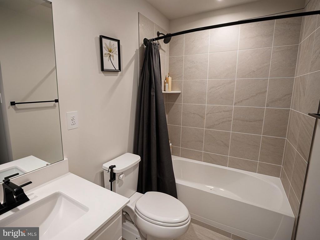 Image 9 of property listing at 19439 SPOKAN SQ, Leesburg, VA 20175