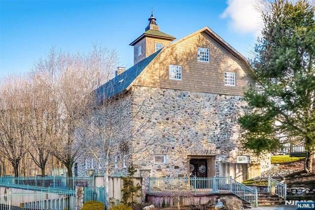 1068 Cambridge Court, Mahwah, NJ 07430