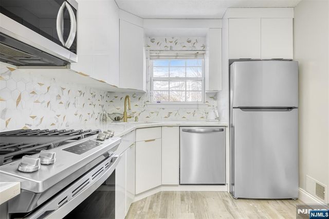 1068 Cambridge Court, Mahwah, NJ 07430