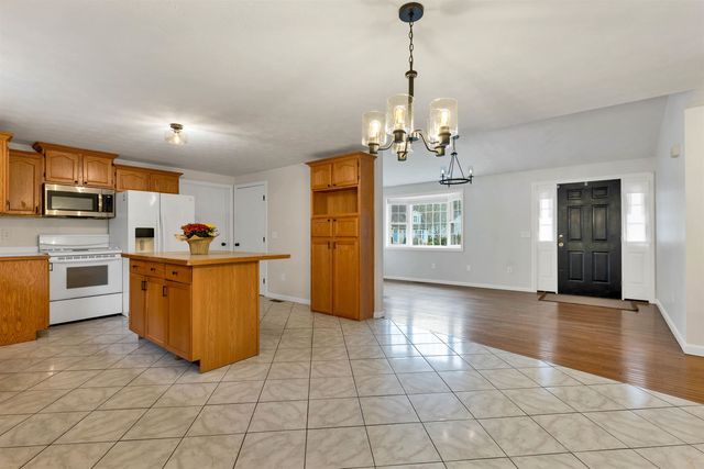 15 Tamarack Court, Manchester, NH 03103