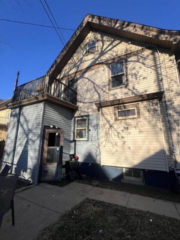 2143 S Layton BOULEVARD, Milwaukee, WI 53215