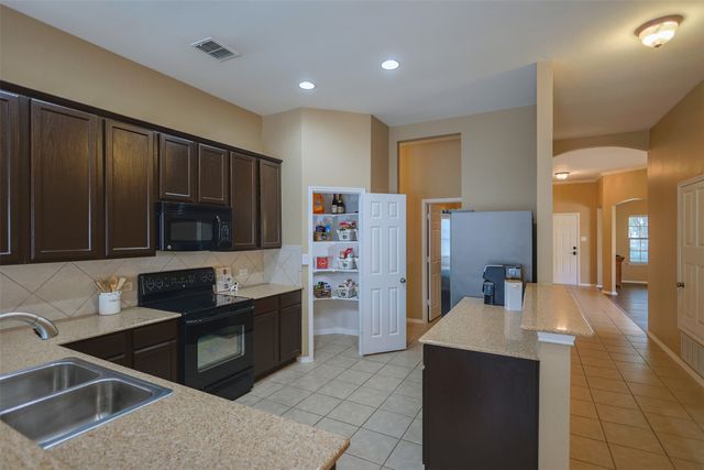 437 Sandy Creek Drive, Fort Worth, TX 76131