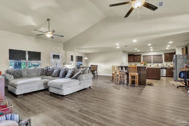 5573 Hannah St, Milton, FL 32570