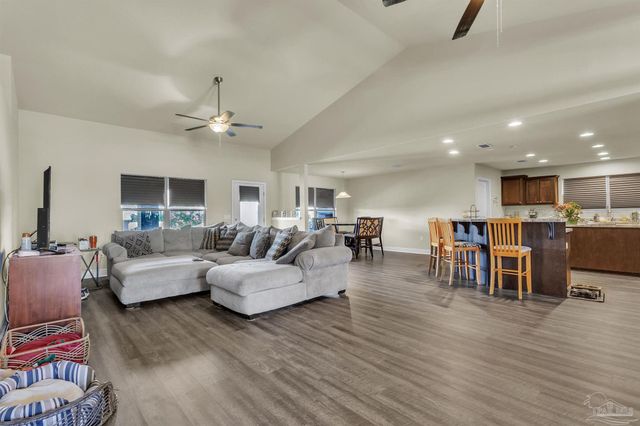 5573 Hannah St, Milton, FL 32570