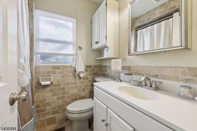 269 Paterson Ave, Midland Park Boro, NJ 07432