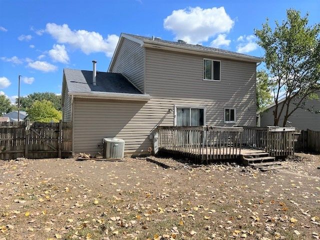 28 Chaucer Lane, Streamwood, IL 60107