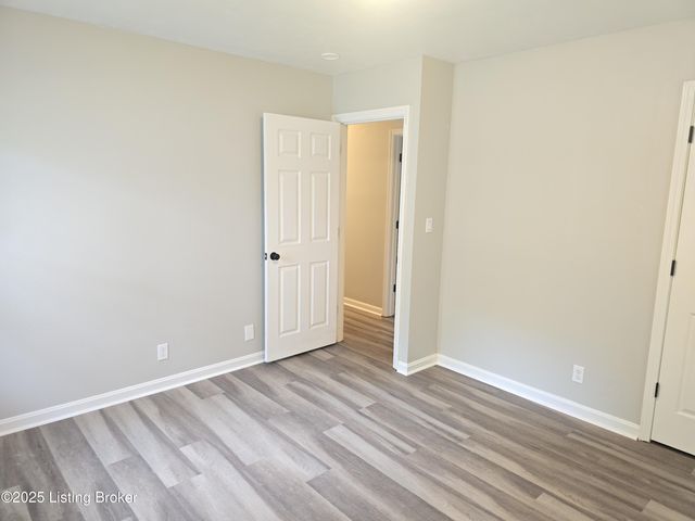 8802 Malvern Hill Rd, Louisville, KY 40242