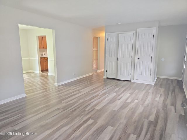 8802 Malvern Hill Rd, Louisville, KY 40242