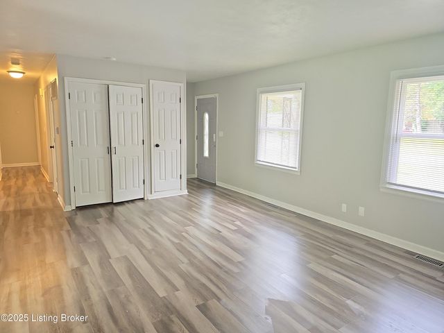 8802 Malvern Hill Rd, Louisville, KY 40242