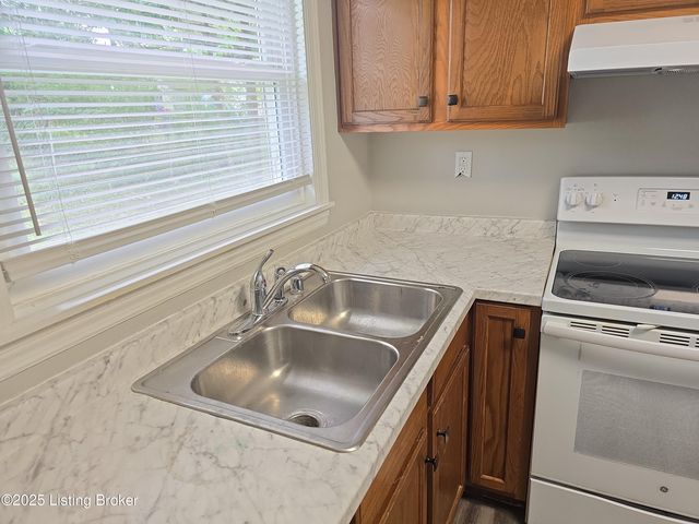 8802 Malvern Hill Rd, Louisville, KY 40242