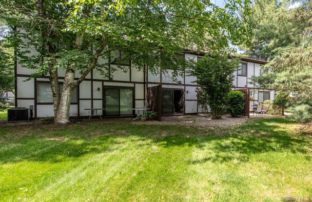 21 Topaz Run, Poughkeepsie, NY 12603