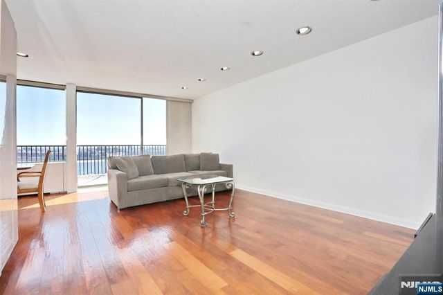 3 Horizon Road 1432, Fort Lee, NJ 07024