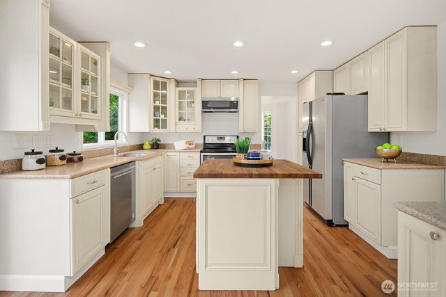 24544 SE 43rd Place, Sammamish, WA 98029