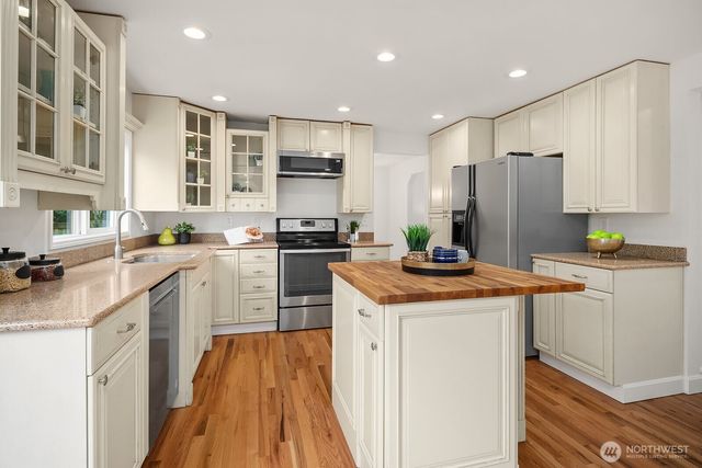 24544 SE 43rd Place, Sammamish, WA 98029