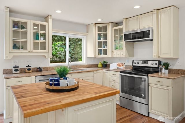24544 SE 43rd Place, Sammamish, WA 98029