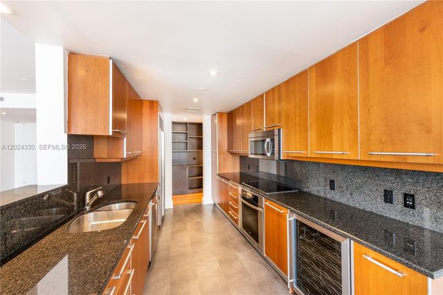 901 Brickell Key Blvd 2006, Miami, FL 33131