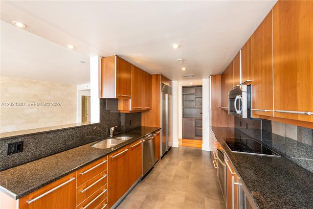 901 Brickell Key Blvd 2006, Miami, FL 33131