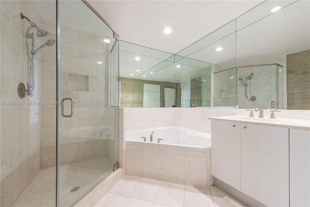 901 Brickell Key Blvd 2006, Miami, FL 33131
