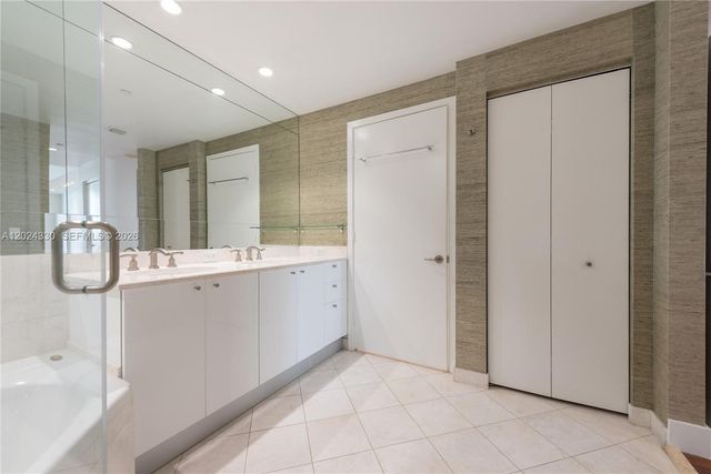 901 Brickell Key Blvd 2006, Miami, FL 33131