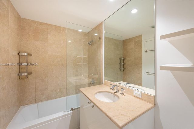901 Brickell Key Blvd 2006, Miami, FL 33131