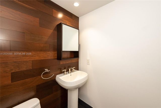 901 Brickell Key Blvd 2006, Miami, FL 33131