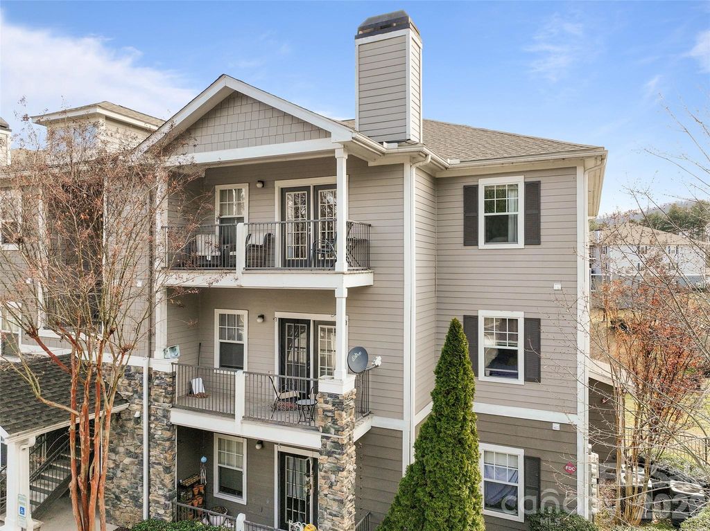 900 Vista Lake Drive 301, Candler, NC 28715