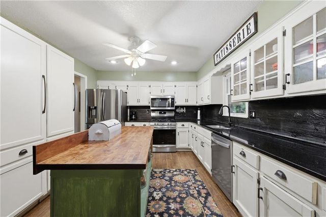 2821 TEPEE Avenue, Independence, MO 64057