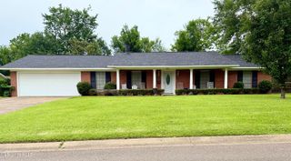 1842 Lake Trace Drive, Jackson, MS 39211