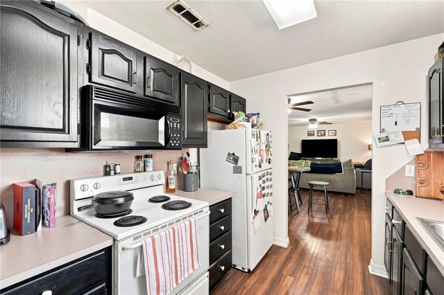 662 N Meadowlands Drive, Fayetteville, AR 72704