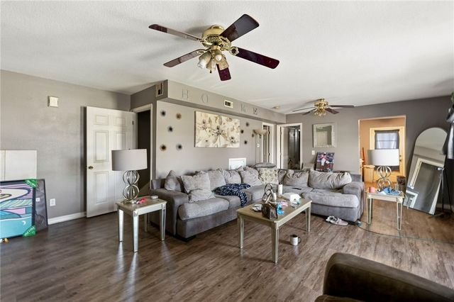 662 N Meadowlands Drive, Fayetteville, AR 72704