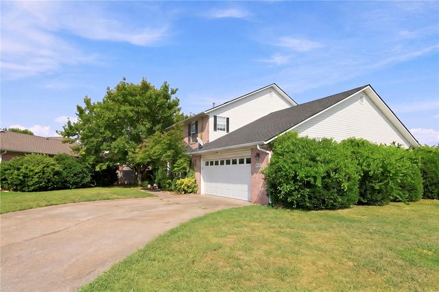 662 N Meadowlands Drive, Fayetteville, AR 72704